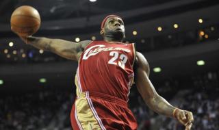 詹姆斯扣篮图片 詹姆斯扣篮图片