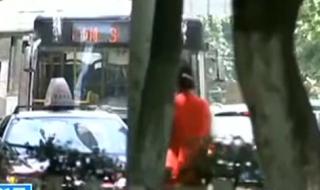 女孩回家时被一男跟踪 女孩回家时被一男跟踪