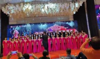 在灿烂阳光下合唱